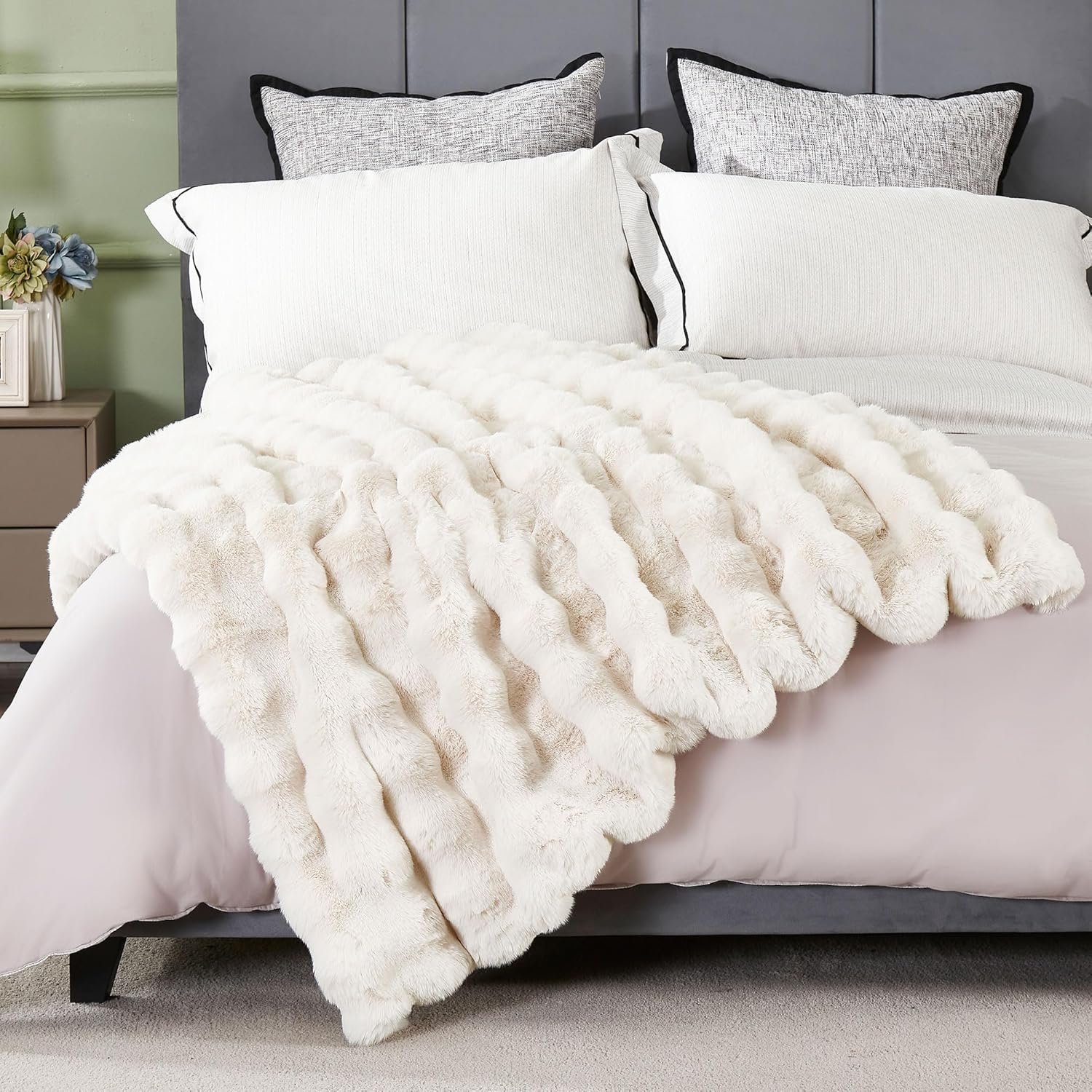 DREAMNINE Soft Faux Rabbit Fur Throw Blanket for Couch, Thick Cozy Decorative Warm Fuzzy Bubble Fur Blanket for Sofa Chair Bedroom Living Room Dorm Gift, 50 * 60 Inches, Cream White